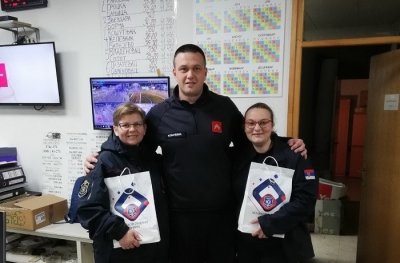 KC MUP (SG SVS) - Uručeni pokloni koleginicama dežurne službe 193